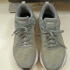 Nike Men's Light Gray Athletic Shoes